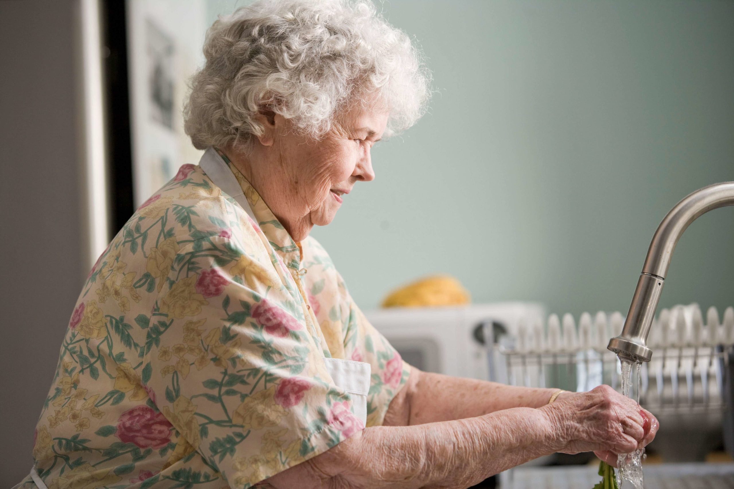 Senior à la maison accident de la vie